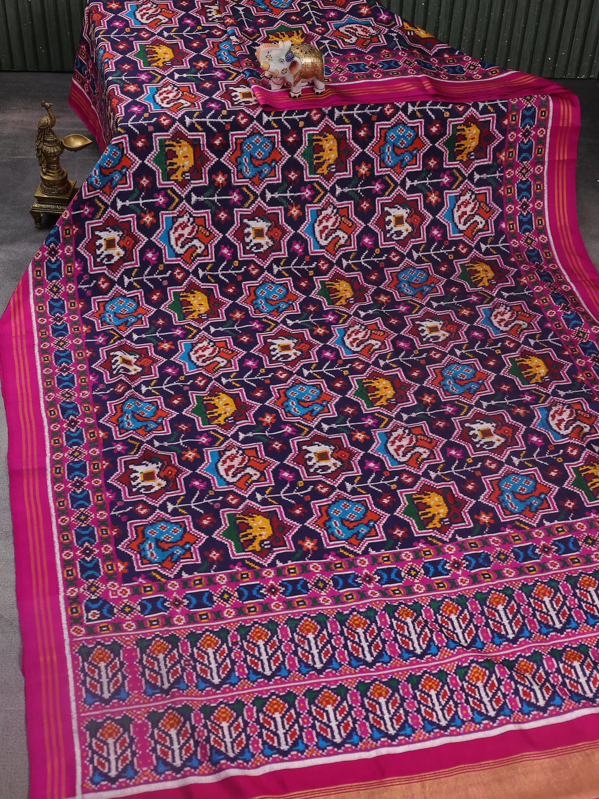 Navy blue-Pink Patan Patola Silk Saree - Image 2